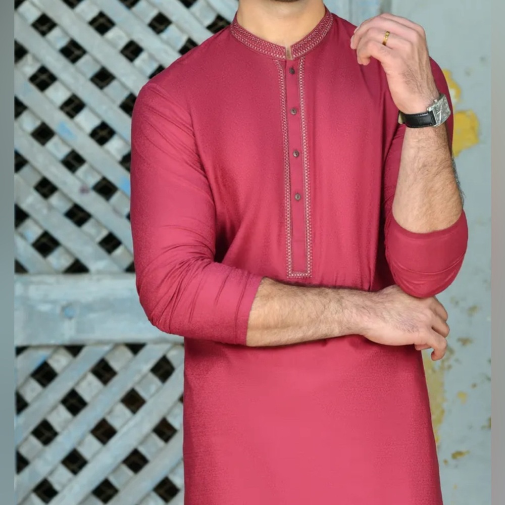 Men's Red Kurta Shirt by Junaid Jamshed in Medium